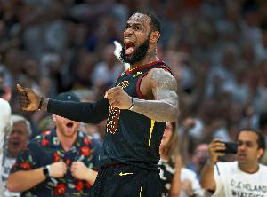 詹姆斯比赛直播_湖人最新动态_NBA季后赛经典回顾配图