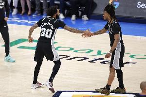 麦克布莱德：马刺后卫年轻敢于缠斗 我非常欣赏他们的劲头配图