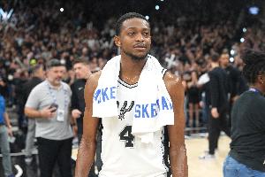 文班亚马比赛直播_马刺交易控卫最新动态_福克斯加盟NBA新闻配图