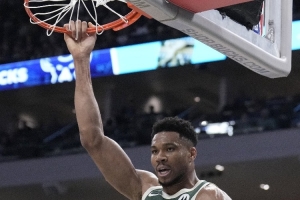 字母哥比赛直播_热火最新动态_NBA球星交易传闻配图