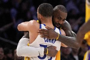詹姆斯比赛直播_湖人vs勇士_NBA最新动态配图