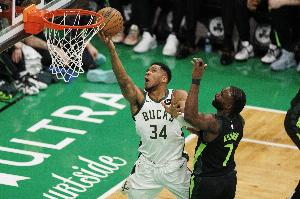 字母哥比赛直播_雄鹿最新动态_nba东部球星交易传闻配图