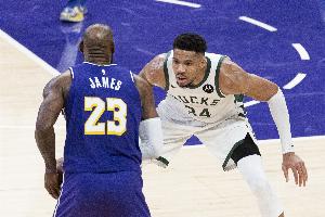 字母哥比赛直播_湖人雄鹿最新动态_nba超级巨星交易传闻配图