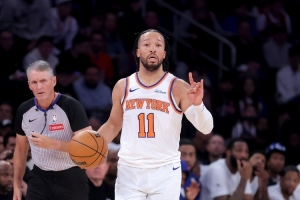 马刺vs尼克斯_卡斯尔谈布伦森高难度进球_篮球NBA比赛直播配图