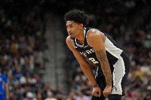 马刺比赛直播_nba篮球哈珀vs对手_新秀强杀内线16分8板关键时刻未上场配图