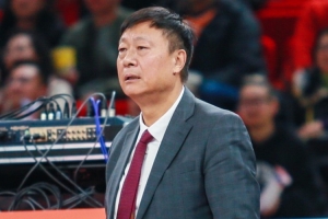 上海男篮vsCBA冠军_24年等待李秋平下赛季继续夺冠配图