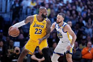詹姆斯比赛直播_湖人勇士最新动态_nba球星交易传闻配图