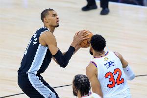 马刺vs尼克斯_NBA篮球关键球处理_刘炜谈马刺年轻球员体系配图