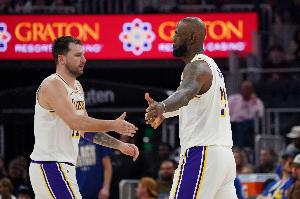 詹姆斯比赛直播_湖人詹姆斯最新动态_NBA东契奇交易流言配图