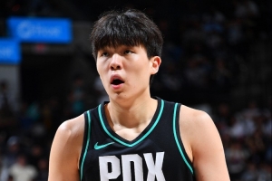 杨瀚森比赛直播_篮球NBA最新动态_开拓者球员杨瀚森采访配图