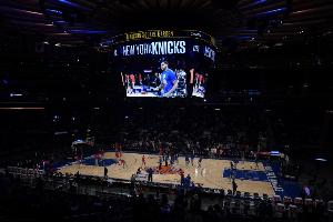 尼克斯vs马刺_篮球NBA慈善拍卖_场边名人席座位配图