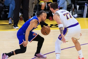 东契奇比赛直播_尼克斯vs湖人_NBA最新动态配图
