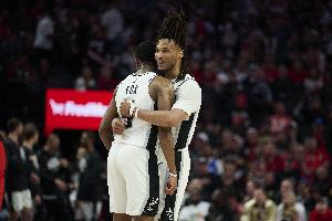 马刺比赛直播_卡斯尔福克斯关键球_篮球NBA最新动态配图