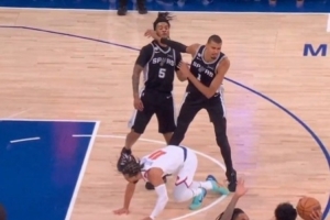 文班亚马比赛直播_文班亚马一级恶意犯规放倒布伦森_NBA最新动态配图