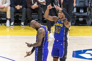 詹姆斯比赛直播_湖人最新交易动态_2026nba自由市场配图
