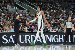 马刺比赛直播_篮球NBA最新动态_马刺火力全开表现沉稳配图