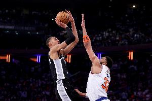 文班亚马比赛直播_马刺vs尼克斯最新战报_NBA防守轮转阵容分析配图