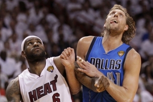 詹姆斯比赛直播_湖人NBA最新动态_篮球比赛高清在线观看配图