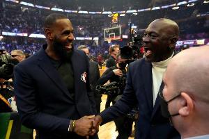 詹姆斯比赛直播_湖人最新动态_篮球NBA高清观看配图