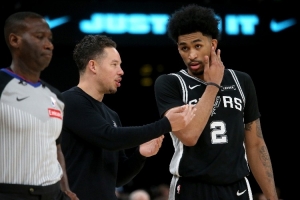 马刺比赛直播_米奇约翰逊限制哈珀_篮球NBA最新动态配图
