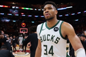 字母哥比赛直播_字母哥最新交易动态_NBA球星下家分析配图
