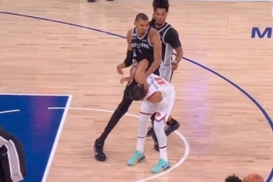 文班亚马比赛直播_文班亚马NBA最新动态_马刺vs尼克斯高清回放配图