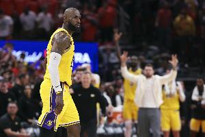 詹姆斯比赛直播_湖人最新动态_NBA顶薪续约消息配图