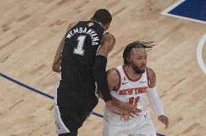 周琦比赛直播_尼克斯vs马刺NBA最新动态配图