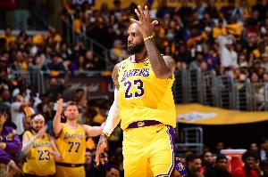 詹姆斯比赛直播_湖人最新动态_NBA球星采访配图
