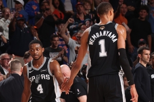 马刺vs尼克斯_nba篮球比赛回放_今日nba战报配图