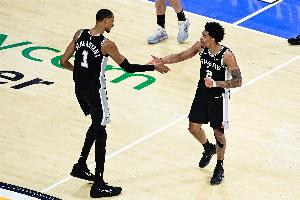 马刺vs尼克斯_篮球NBA比赛直播_上半场投篮命中率59.6%三分命中率53.8%配图