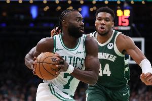 字母哥比赛直播_雄鹿交易动态_NBA最新流言配图