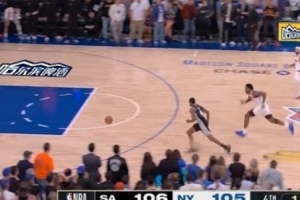 马刺vs尼克斯_nba篮球比赛截图_福克斯上篮争议配图