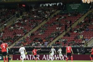 大片空座!记者晒图质疑FIFA虚报韩国vs捷克上座人数:44985人?配图