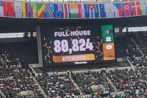 世界杯揭幕战现场观众人数：80824人！配图