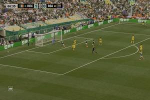墨西哥2-0领先十人南非!35岁希门尼斯头球破门,随后激动落泪配图