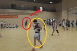 让子弹再飞一会儿深圳一中学篮球比赛惊现不看筐背投压哨绝杀配图