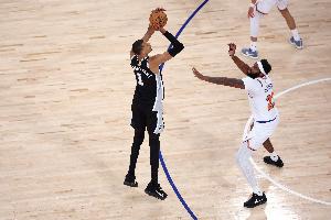 Skip:文班本该统治篮下却根本不往内线打 完全靠3分手感吃饭配图