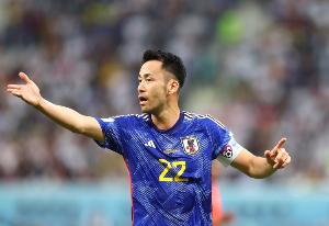 吉田麻也谈远藤航伤退:如果小事不及时应对,或造成严重后果配图