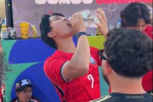 以球会友，以酒会友！韩国球迷和墨西哥球迷在街头对瓶吹龙舌兰配图