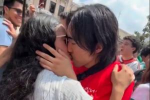 乐不思蜀！韩国球迷在墨西哥已玩嗨，与当地陌生女球迷接吻配图