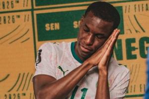 Night Night?杰克逊拍摄塞内加尔定妆照做出“晚安”手势配图