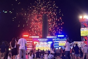 美国队世界杯首战大胜,堪萨斯城球迷庆典燃放烟花庆祝配图