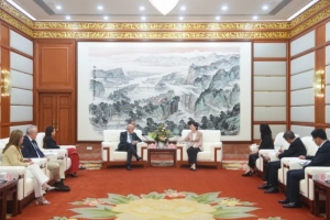 西甲主席特巴斯访问四川,进一步推动西甲与四川的交流合作配图