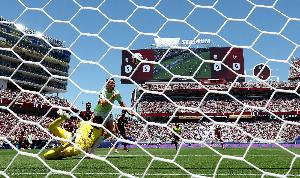 内维尔质疑瑞士获点回放未公布：为什么FIFA不给我们看VAR划线？配图