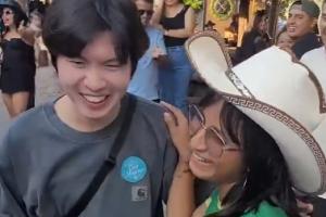 太热情辣!墨西哥女球迷热情献吻韩国小伙,围观众人一起起哄配图