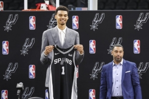 杨毅：马刺夺五冠时带动的NBA市场也比不了尼克斯&湖人&绿军&勇士配图